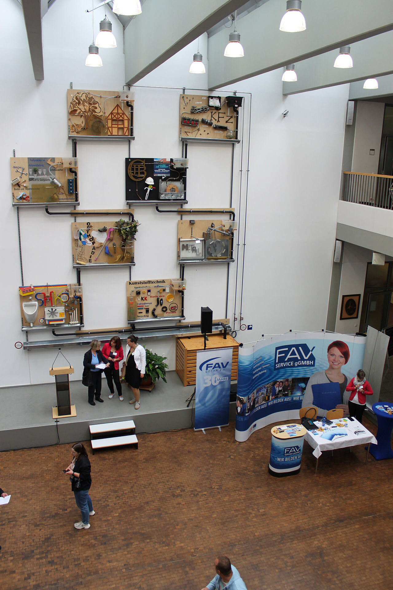 Ausbildungsbörse mit Informationsstand des FAV Gotha und Präsentationen der beruflichen Fachbereiche im Schulgebäude.
