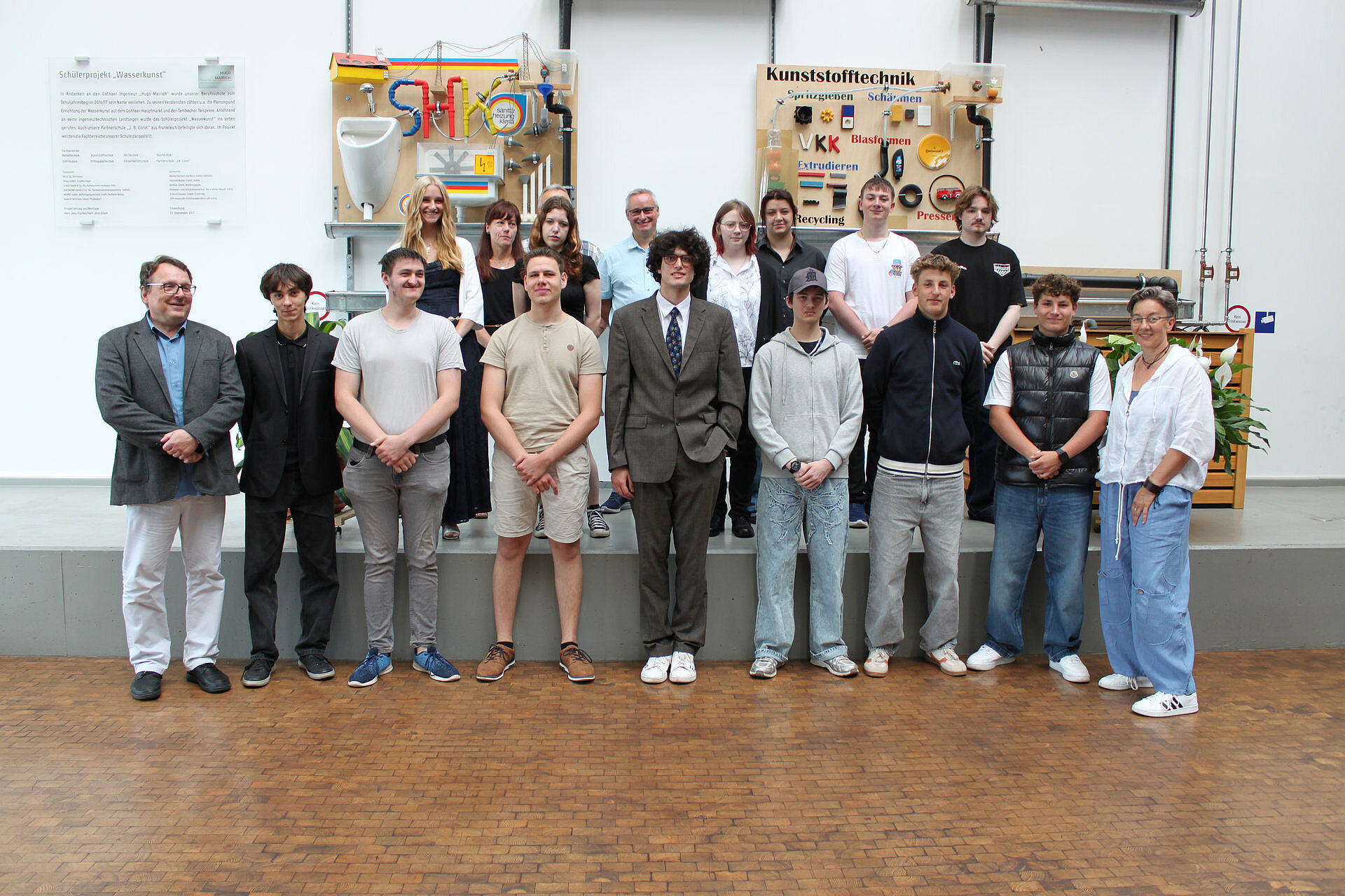 Abschlussbild der Klasse BFS24 vor der schulinternen Wasserkunst