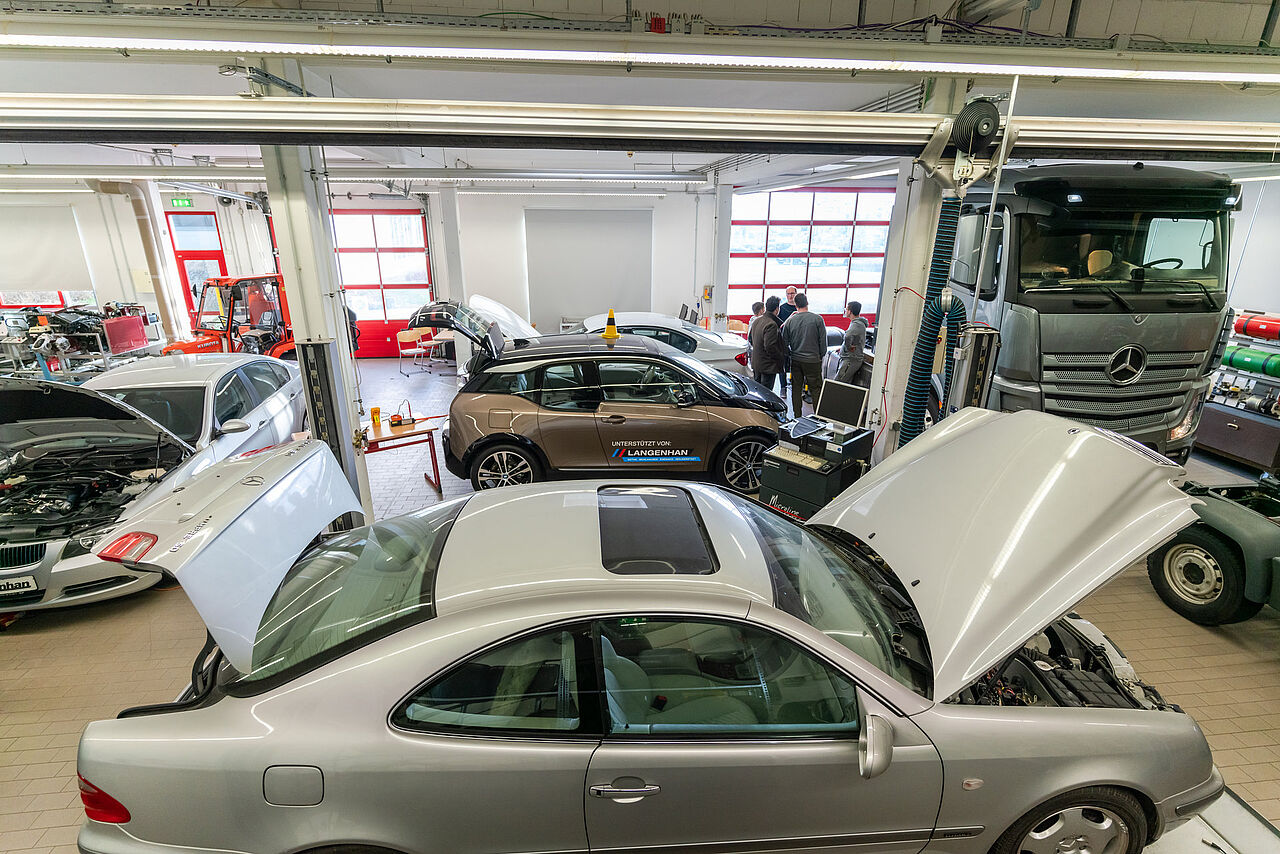 Fahrzeughalle