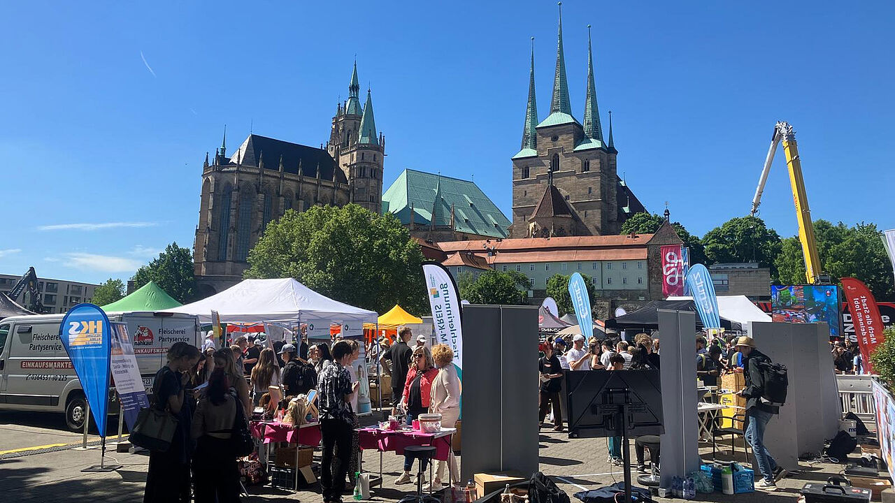 Informations- und Mitmachstände der Veranstaltung „Handwerk zum Anfassen“ auf dem Erfurter Domplatz vor Dom und Severikirche.