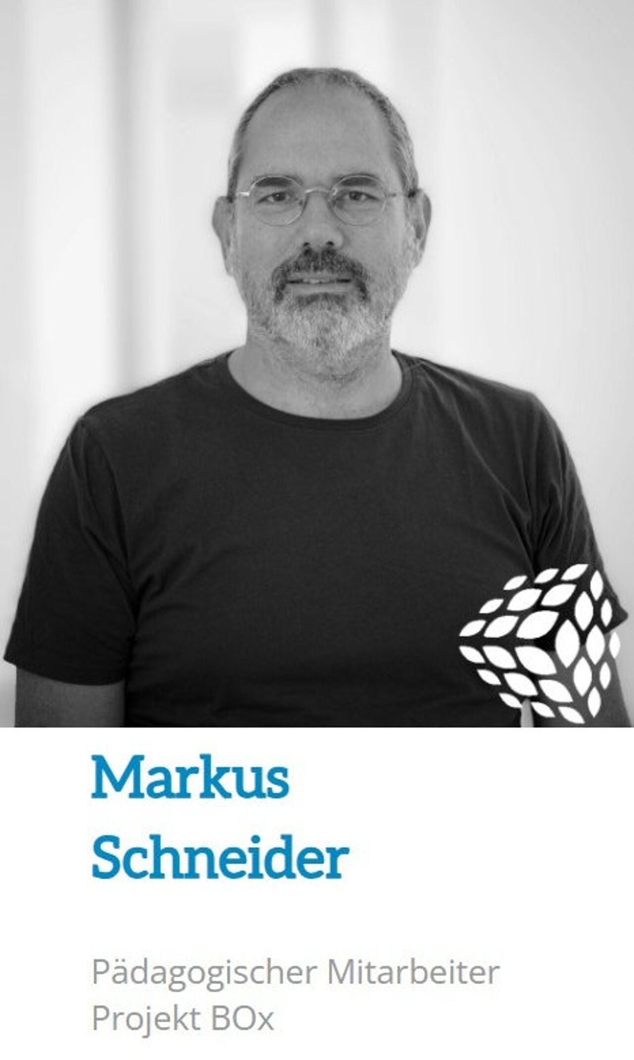 Schwarz-Weiß-Porträt mit der Beschriftung „Markus Schneider, Pädagogischer Mitarbeiter, Projekt BOx“.