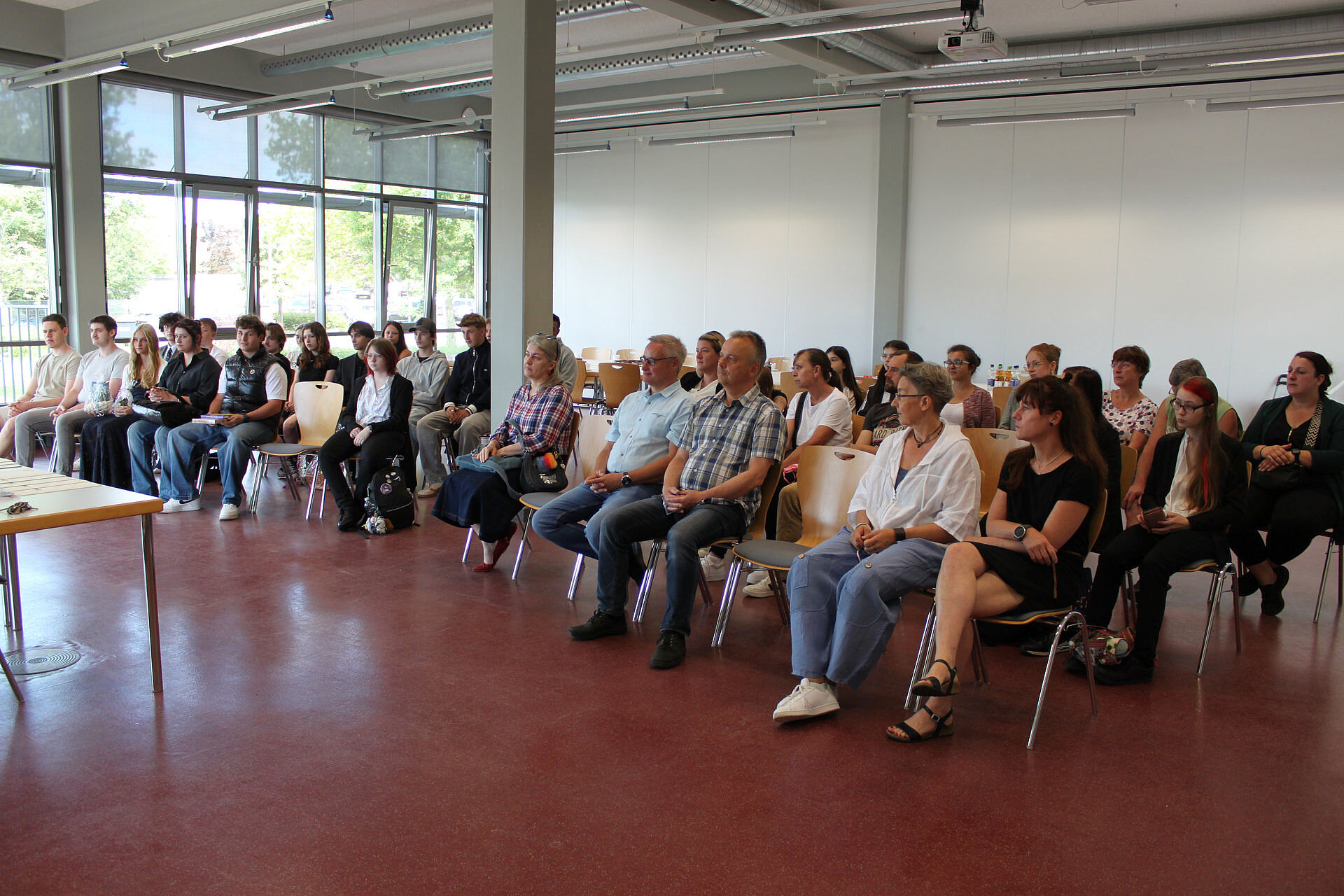 Aula von rechts - Eltern und Lehrer im Fokus