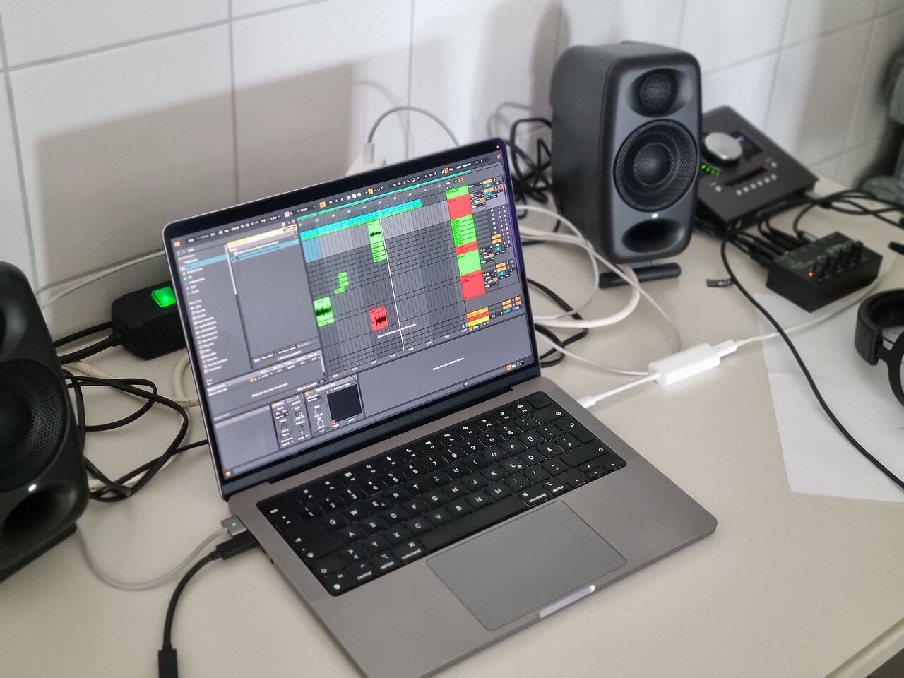 Laptop mit Musiksoftware, Lautsprechern und Audiotechnik während der Produktion der Schulhymne im Projekt „Sound of Us“.