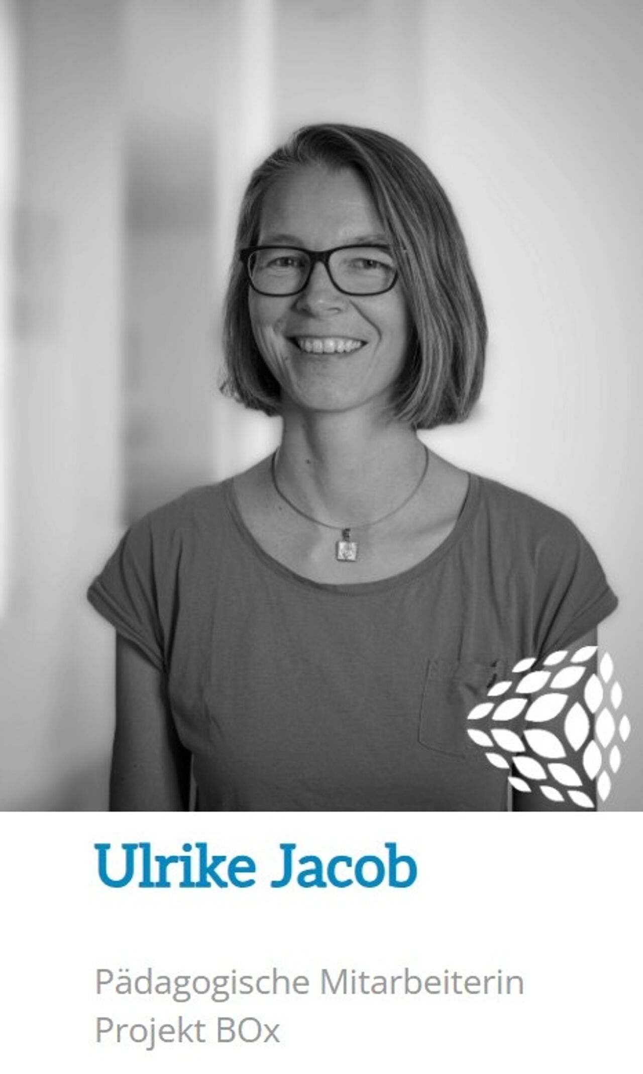 Schwarz-Weiß-Porträt mit der Beschriftung „Ulrike Jacob, Pädagogische Mitarbeiterin, Projekt BOx“.