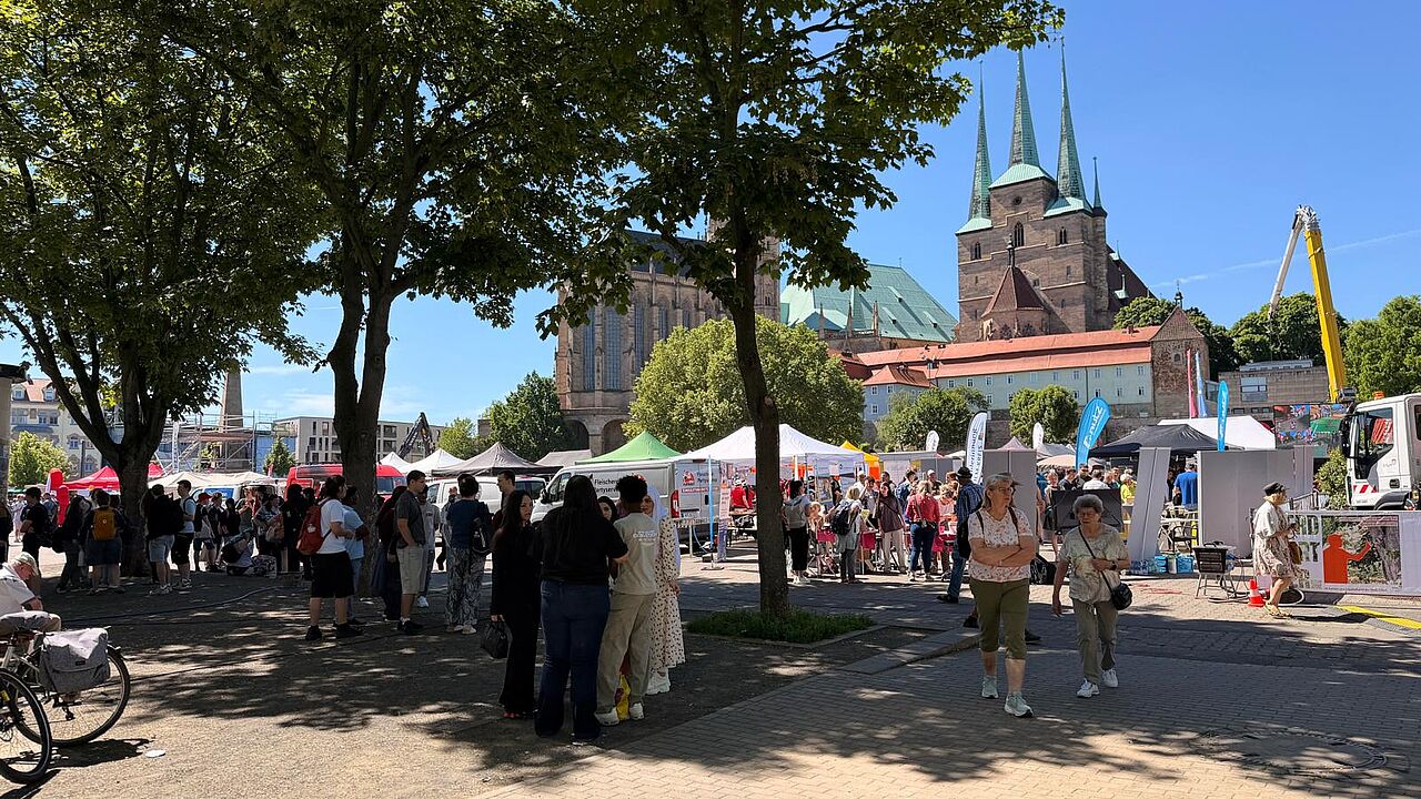 Zahlreiche Besucherinnen und Besucher erkunden die Stände von „Handwerk zum Anfassen“ auf dem Erfurter Domplatz.