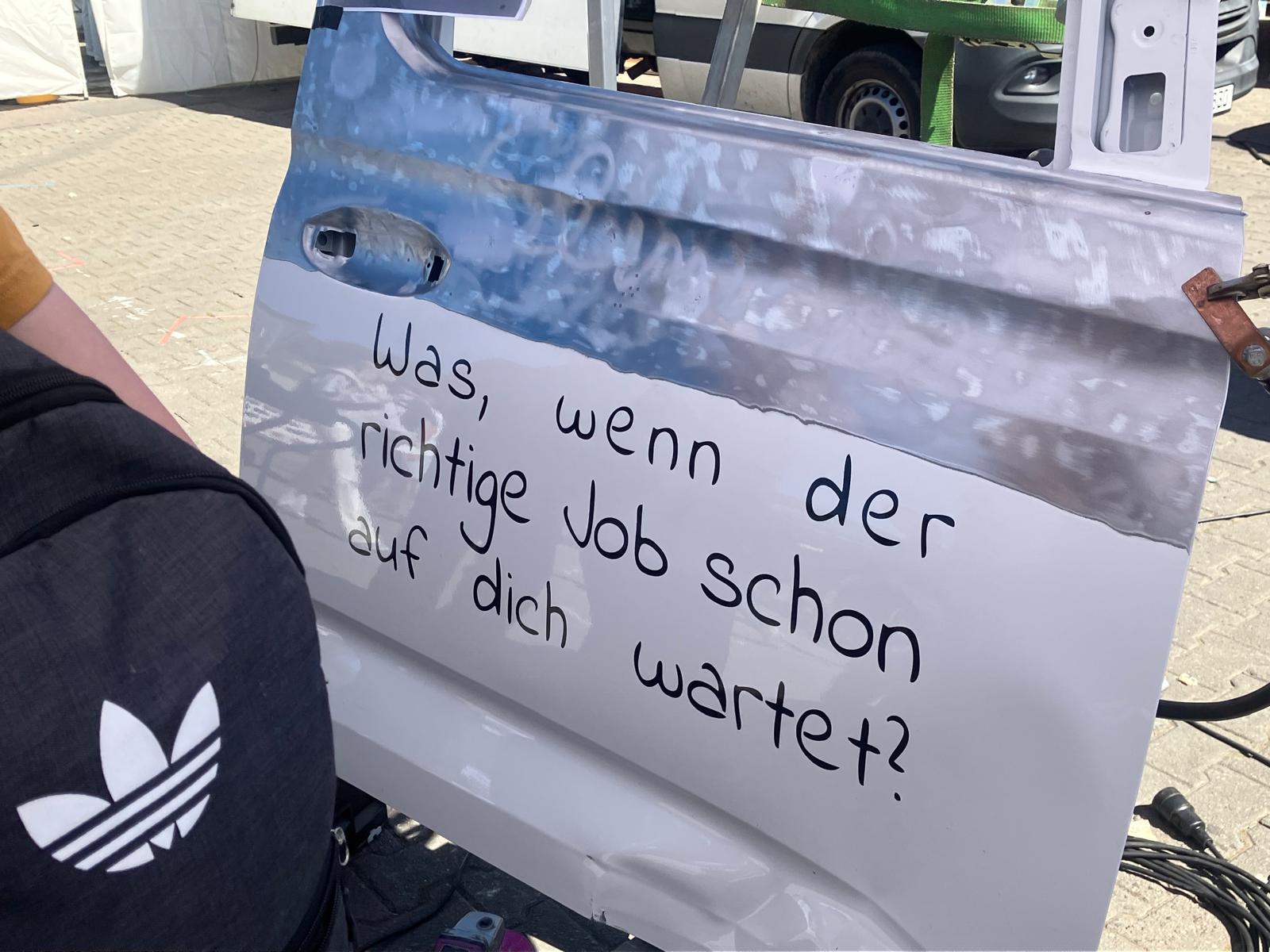 Bearbeitete Autotür mit dem Schriftzug „Was, wenn der richtige Job schon auf dich wartet?“ bei der Veranstaltung „Handwerk zum Anfassen“.